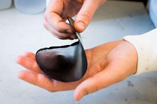 Il nuovo materiale formato da nano cellulosa e polimero realizzato dai ricercatori è in grado di immagazzinare 1 Faraday. Credits: Thor Balkhed.