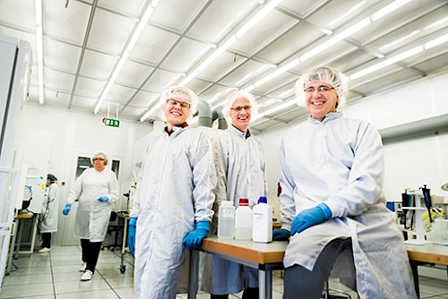 Il team di ricercatori (Xianjie Liu, Jesper Edberg, Isak Engquist, Xavier Crispin) che ha condotto lo studio. Credits: Linköping University.