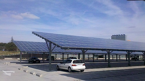 Pannelli fotovoltaici integrati nella tettoia del parcheggio delle automobili presso l'Università autonoma di Madrid, Spagna. Credits: By Hanjin - Own work, CC BY-SA 3.0, Wikimedia Commons