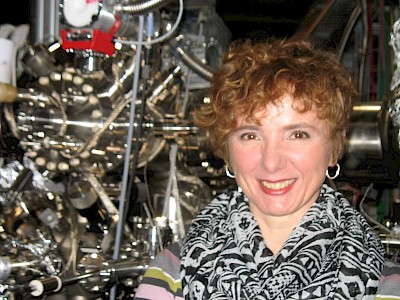 Foto 1 - Ivana Vobornik nel laboratorio CNR-IOM di Trieste.