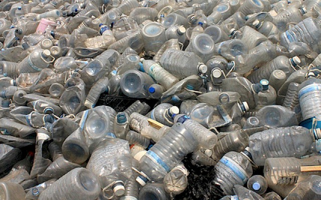 Come trasformare i rifiuti di plastica in energia verde
