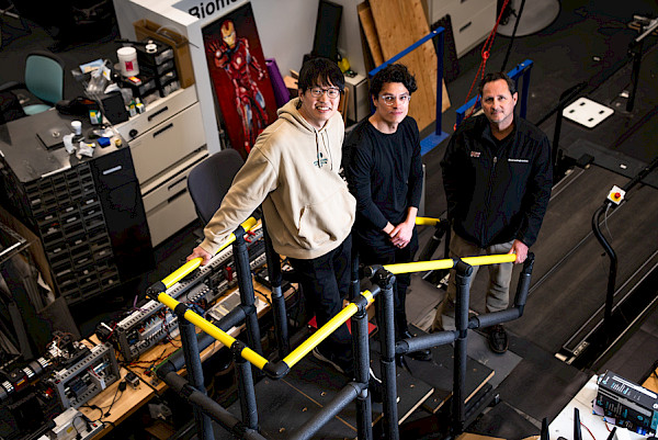 Ricercatori del MIT (da sinistra a destra) Hyungeun Song, Guillermo Herrera-Arcos e Hugh Herr hanno sviluppato il primo impianto “vivente” che utilizza nervi riconnessi per ridare movimento a organi paralizzati. CREDIT Jim Day, MIT Media Lab