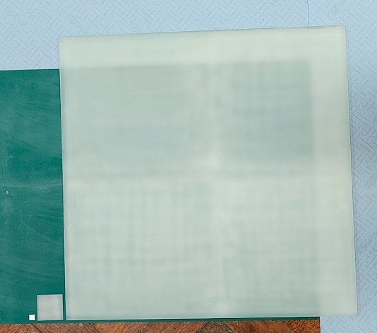 Fotografia che mostra l'ampliamento sistematico delle lastre fotocatalitiche per il fotoriforming. (Da sinistra a destra) Lastra da 1 cm² per l'ottimizzazione in laboratorio, lastra da 20 cm² per studi di scalabilità, pannello da 0,25 m² per la dimostrazione di photoreforming su larga scala all'aperto. Credit: Ariffin Bin Mohamad Annuar