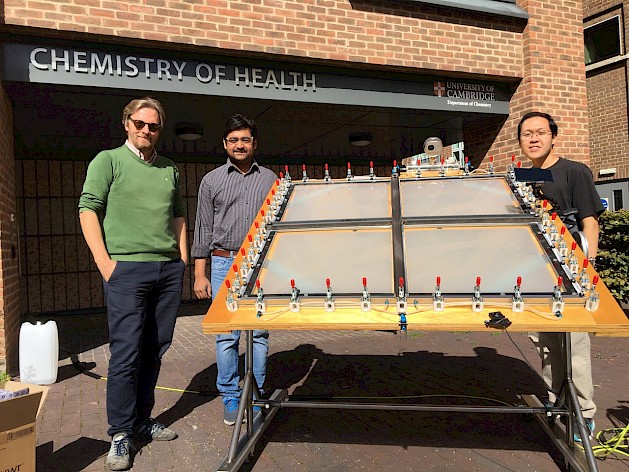 (Da sinistra a destra) Erwin Reisner, Motiar Rahaman e Ariffin Bin Mohamad Annuar eseguono l'esperimento di fotoriformazione di 1 m2 all'aperto accanto al Dipartimento di Chimica Yusuf Hamied, Università di Cambridge. Credits: Yongpeng Liu