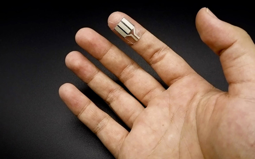 Un nuovo dispositivo indossabile può essere posizionato sulla punta delle dita per generare elettricità anche quando l'utente è in una posizione sedentaria. Credits: UC San Diego.